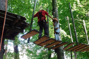 Gemeinsam hoch hinaus: Ausflug zum Kletterwald mit 70 Teilnehmenden im Rahmen des Familienpat*innenprojekts der AWO Familienbildungsstätte Schwerte